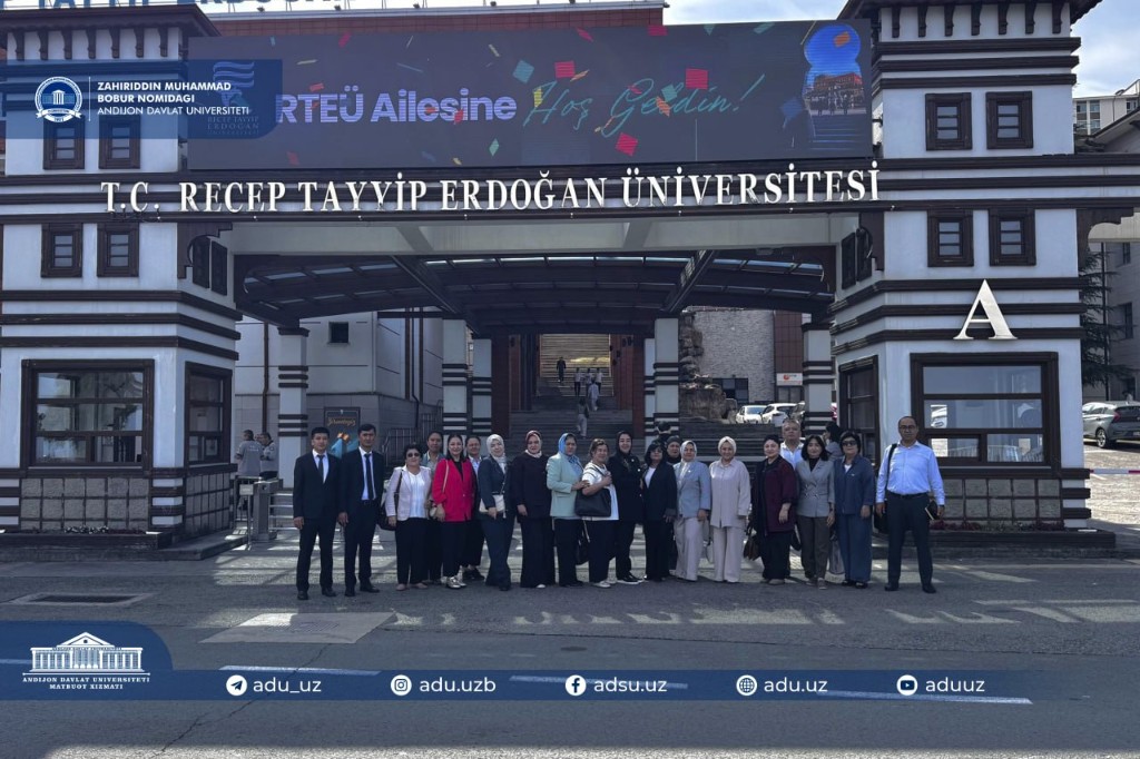 Recep Tayyip Erdoğan Universiteti darvozasidagi guruh surati
